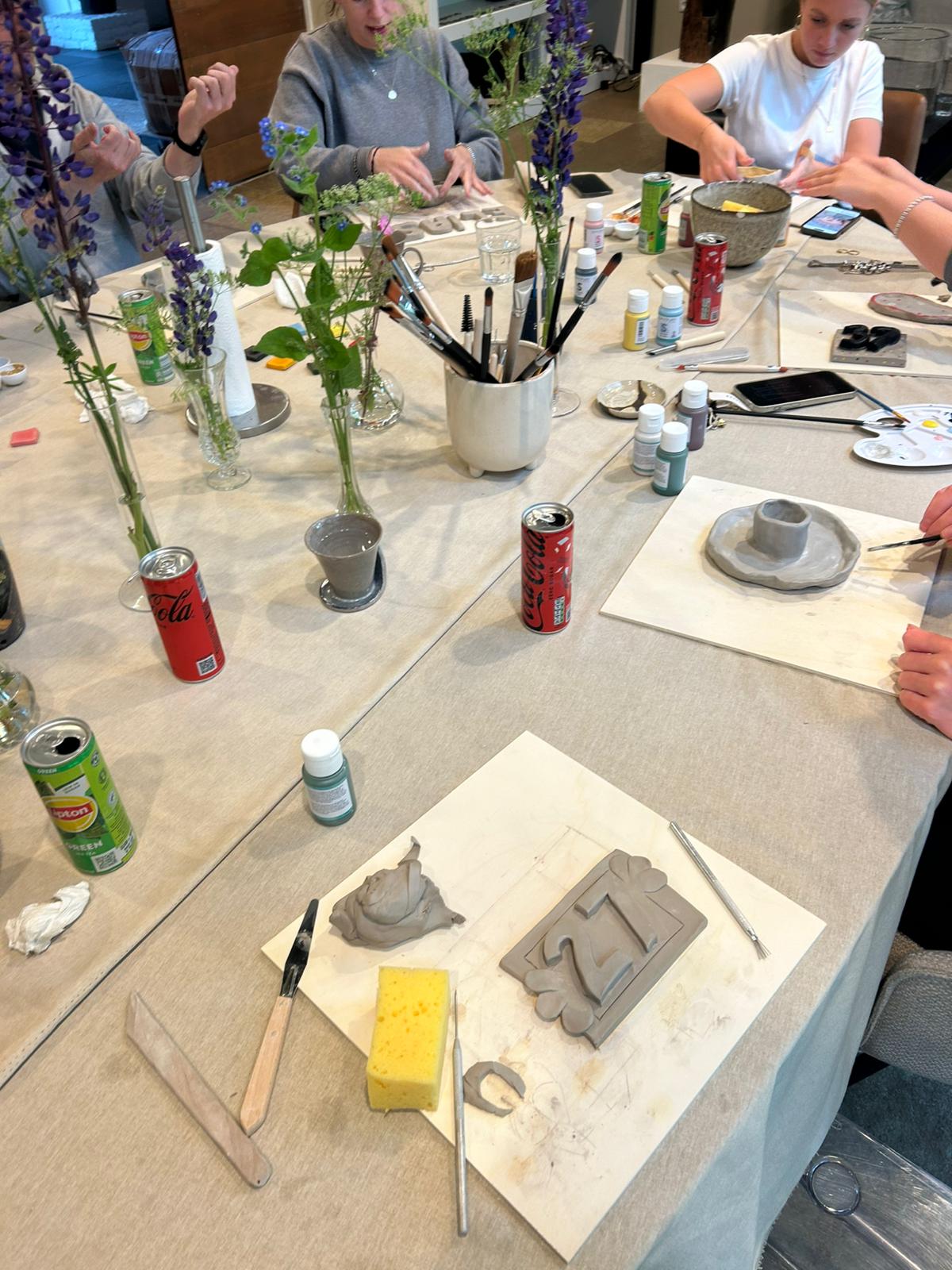 Zelfgemaakte keramiekstukken tijdens de workshop